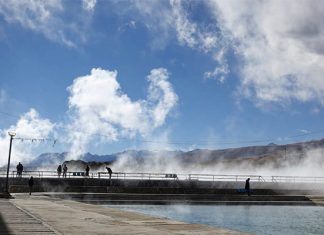 Thư giãn tại suối nước nóng Yangbajain trong chuyến du lịch Tây Tạng Thư giãn tại suối nước nóng Yangbajain trong chuyến du lịch Tây Tạng